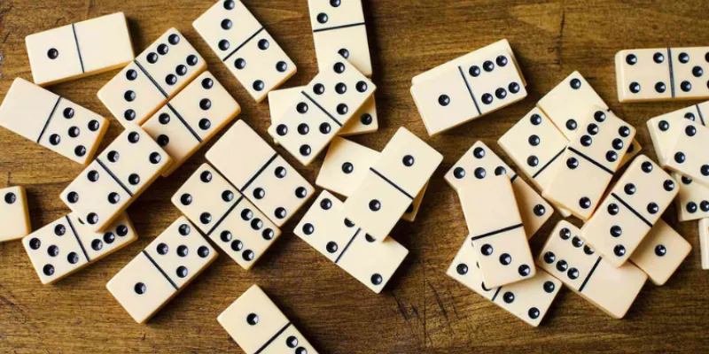 Luận giải bài Domino là gì?